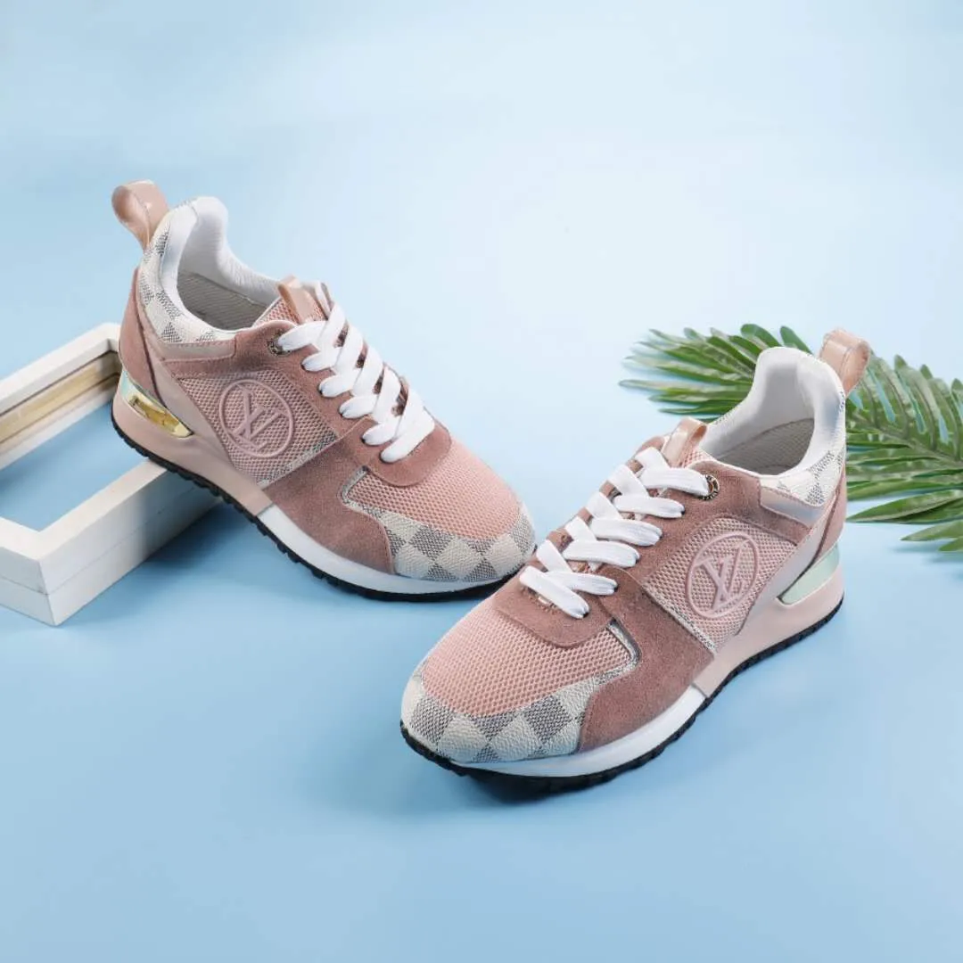 👟👟Ex-factory price 400👟👟 Men's size +10 Couple style, 2019 spring and summer new LOUIS VUITTON The same style of casual sports shoes is launched on Louis Vuitton's official website. Fabric: imported cowhide/cow velvet/breathable mesh, (imported mesh with silicone LV logo), rubber combination outsole, 2cm behind the sole, built-in 0.5cm comfortable feet, size 35-41 for women, 39-46 for men, welcome new and old customers to repost pictures for sale